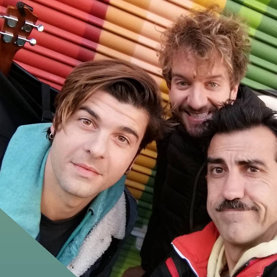 ItaliaColl's tweet photo. Ma che bel trio! @jordicol_l @raiborrell @enxaviduch #Improsidestory #impromusical https://t.co/KjLhj2Unz7
