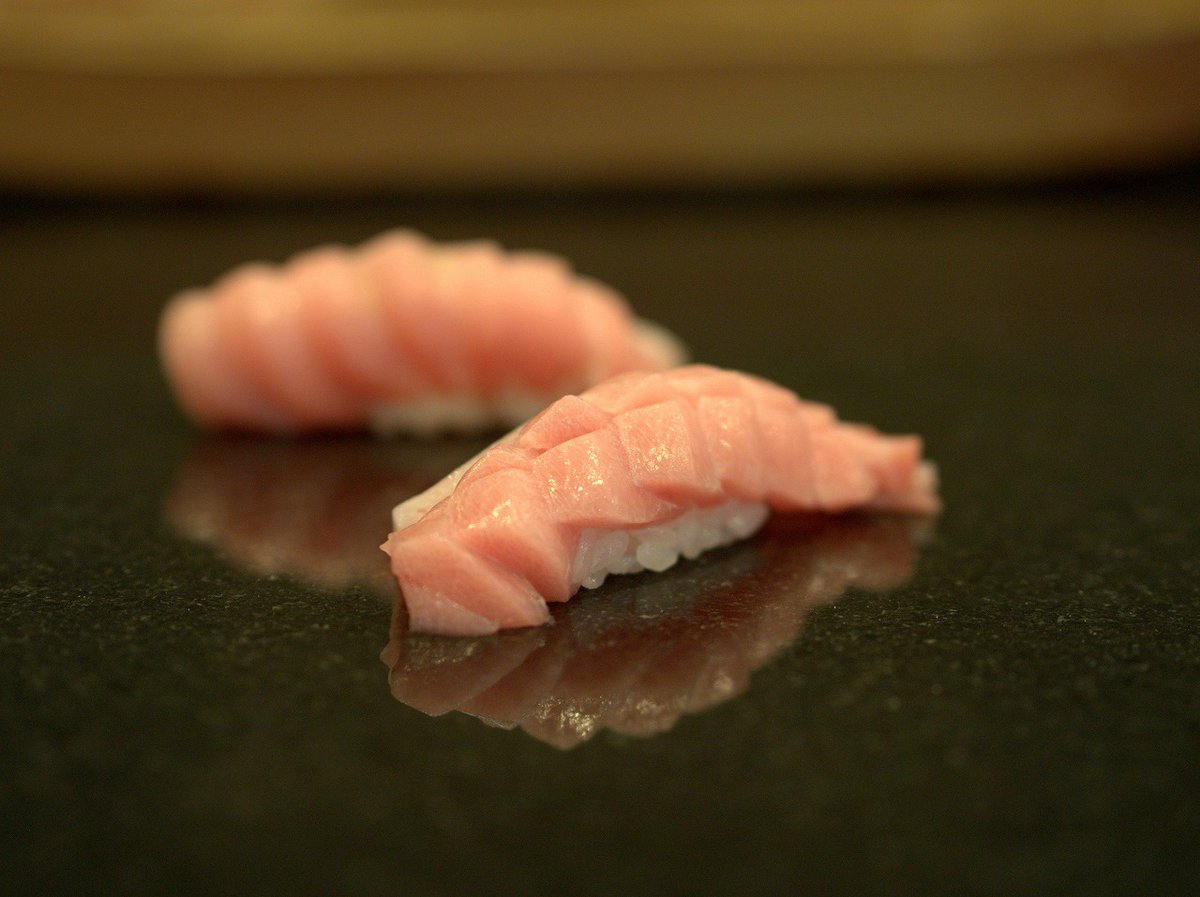 鮨難波 昨日 富山湾で水揚げされたメジマグロ 本マグロの幼魚 なんですが非常にコンディションが良くお勧めですよ あっさりとした脂が本当に美味しい逸品です メジマグロ 本マグロ 富山湾 富山グルメ