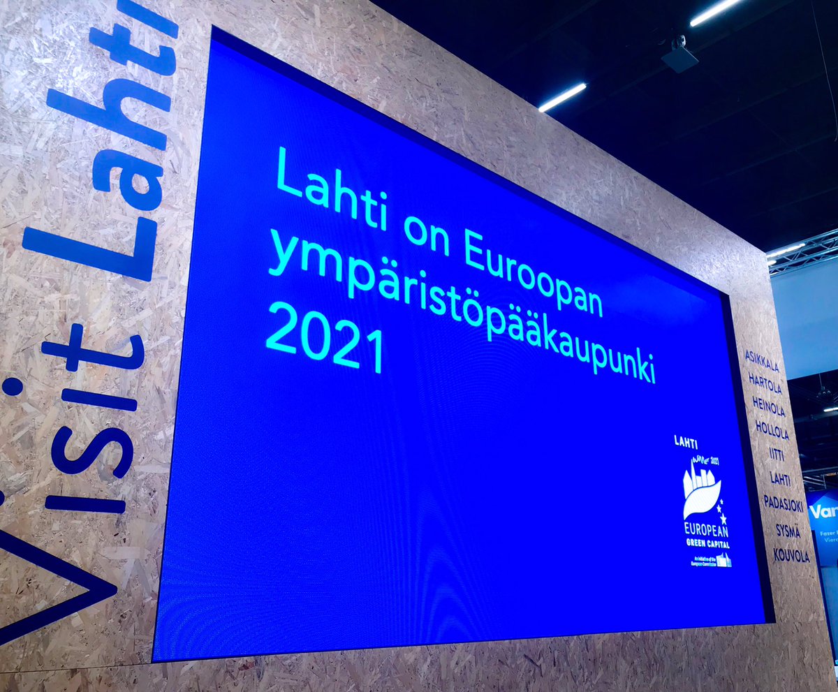 Messuosaston seinä, jonka isolla näytöllä lukee Lahti on Euroopan ympäristöpääkaupunki 2021.