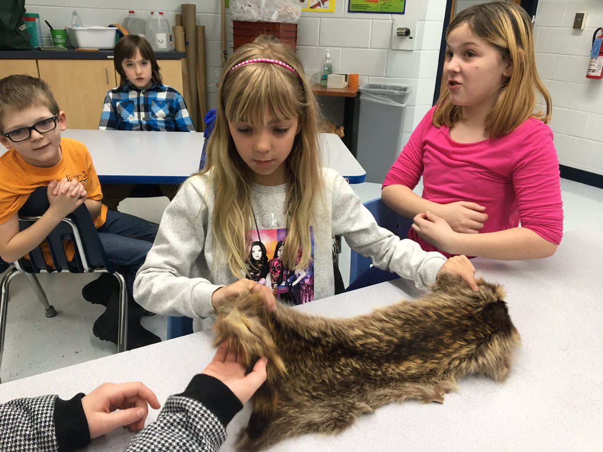 ThoreyEllis's tweet photo. The students enjoyed learning more about animal adaptations from @DiscoverMCCD.  @HSDHurricanes https://t.co/oNwQb1AksB