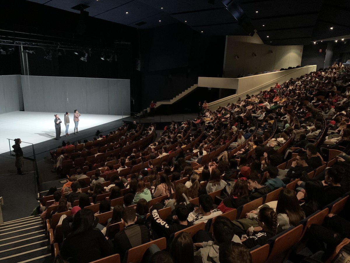 TAGranollers's tweet photo. 🤸♂️Mapadeball és el nom que aquest any ha agafat #totsdansen, el projecte pedagògic impulsat per @acgranollers i @teatreauditoridegranollers, que dóna l'oportunitat als joves d'estrenar-se en el món de la dansa.
🎙Avui hem fet la presentació del projecte davant de 500 joves. https://t.co/8zyuKAXfse