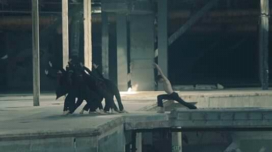 Evanjk144's tweet photo. Los bailarines representaron la muerte del cisne:

Una de las cosas que el arte puede enseñarnos es que todo tiene su belleza, incluida la muerte.
No superficialmente, o como una frase, sino como un entendimiento de que la muerte es una etapa de la vida.

@BTS_twt #BlackSwan https://t.co/IfPdjyecJp