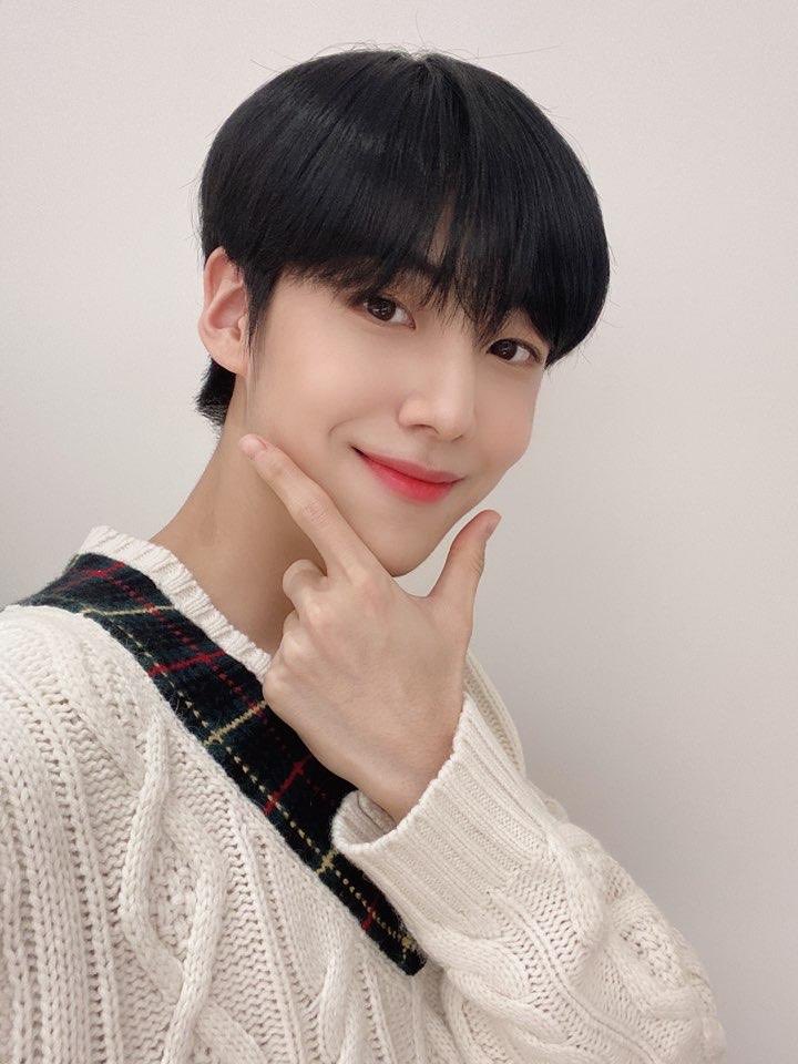 godgi1026's tweet photo. 미친 이거 역대급 셀카다 https://t.co/yklS2K6sRU