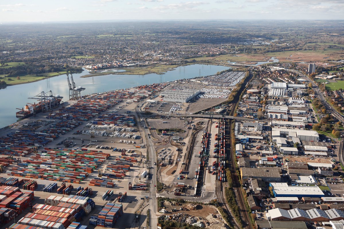 Freightonrail's tweet photo. See our response to this response highlighting the key role #railfreight has in moving freight both across the region &amp; UK as a whole. Key network upgrades on route out of Southampton port could remove even more HGVs from congest A34 corridor 

https://t.co/sJlBqkwmCh https://t.co/VXDV3xOdQr