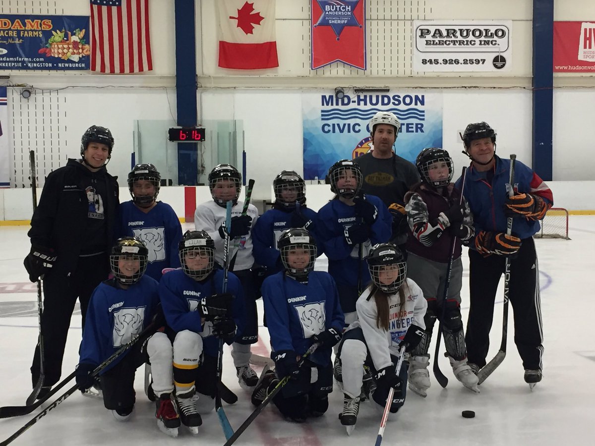 Lifelete_Niche's tweet photo. Thank you @JuniorRangers! I had so much fun teaching and playing with some #FutureDraftPicks at the girls practice! #GrowTheGame @JuniorRangers @NWHL @Riveters https://t.co/FJEj8BTZL7