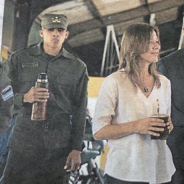 edufeiok's tweet photo. Asco da la Ministra de Inseguridad. Se hace servir el mate con un Gendarme. Lo usa de esclavo, de sirviente personal.  Es un escándalo. https://t.co/iadRGxpfAr