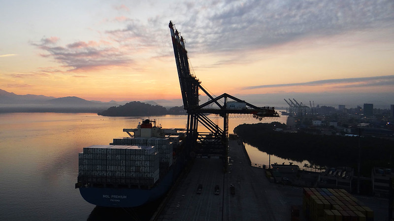APMTerminals's tweet photo. The sun is setting on this work week… did you have a good one? 🗓️🤔 (Photo from Brasil Terminal Portuário) #APMTerminals #TerminalPortuario #Brazil #Shipping #MaritimeIndustry #InstaPic #PhotoOfTheDay #PortViews #Sunset #FridayFeeling #TGIF #WeekendVibes https://t.co/HzQebvE3vA