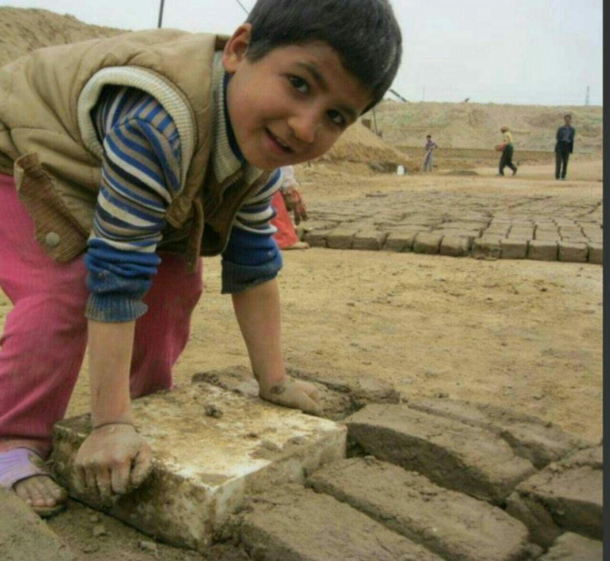 Aftab_iran222b's tweet photo. من فدای تو!
بخند معصومیت محض؛
بخند که من
خواب سپیده را دیده‌ام؛
بی‌شک تعبیرش
مرگِ شب ا‌ست.

#به_امید_ایران_آزاد https://t.co/qRcszM1i6j