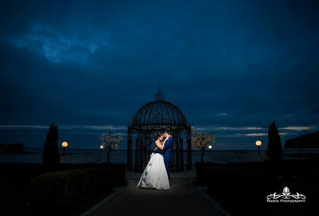 PandyaPhoto's tweet photo. When the opportunity rises to create an image that will absolutely hang on a couple's wall and always take their breath away, you can't just shoot and hope for the best while editing.⁠
⁠
For this shot I took a moment to dial in my exposure and white balance for the mood I wa… https://t.co/sBsZZMMECm