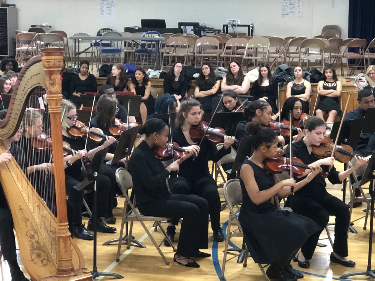 sounds_center's tweet photo. This is #communitymusic! Some of HF’s finest brought their music to Parker JH yesterday to give the 7th and 8th graders a glimpse into their future! @HFHS59 @ParkerStrings #161learns @ParkerJrHigh https://t.co/PH9NPVDCLr