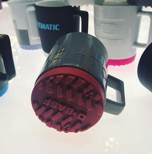 Servimarket's tweet photo. Alucinantes las #tazas con base de silicona con el logotipo de tu empresa. Pedido desde 250 piezas. ¡Consúltanos! #Merchandising #RegaloPromocional #tazaspersonalizadas #RegalosPromocionales #Logotipo #regalodeempresa #FelizViernesATodos #PromoEnUnMes https://t.co/A4hbFoKQBa