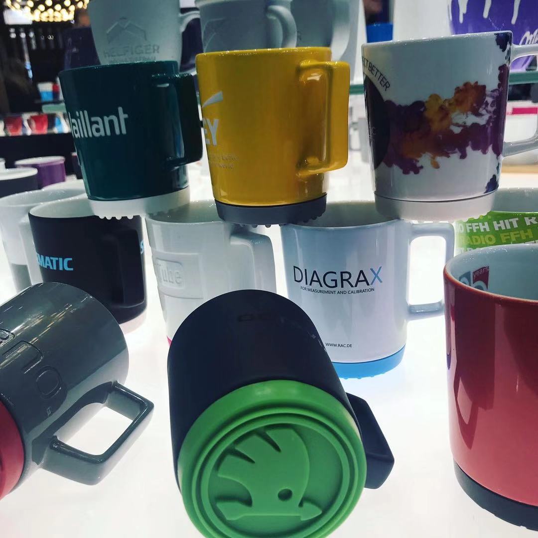 Servimarket's tweet photo. Alucinantes las #tazas con base de silicona con el logotipo de tu empresa. Pedido desde 250 piezas. ¡Consúltanos! #Merchandising #RegaloPromocional #tazaspersonalizadas #RegalosPromocionales #Logotipo #regalodeempresa #FelizViernesATodos #PromoEnUnMes https://t.co/A4hbFoKQBa
