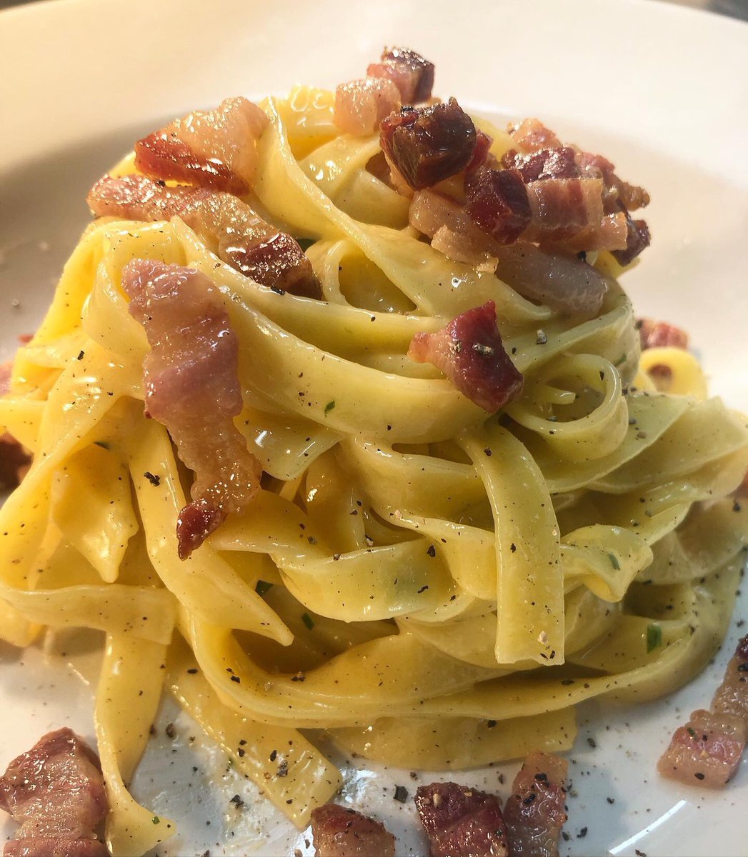 SalernoOundle's tweet photo. 🍝 Tagliatelle alla carbonara 🍝 
.
Tagliatelle, pancetta, black pepper and egg, simple and tasty! 🇮🇹
.
.
#carbonara #pasta #oundle https://t.co/6VIzitcaXR