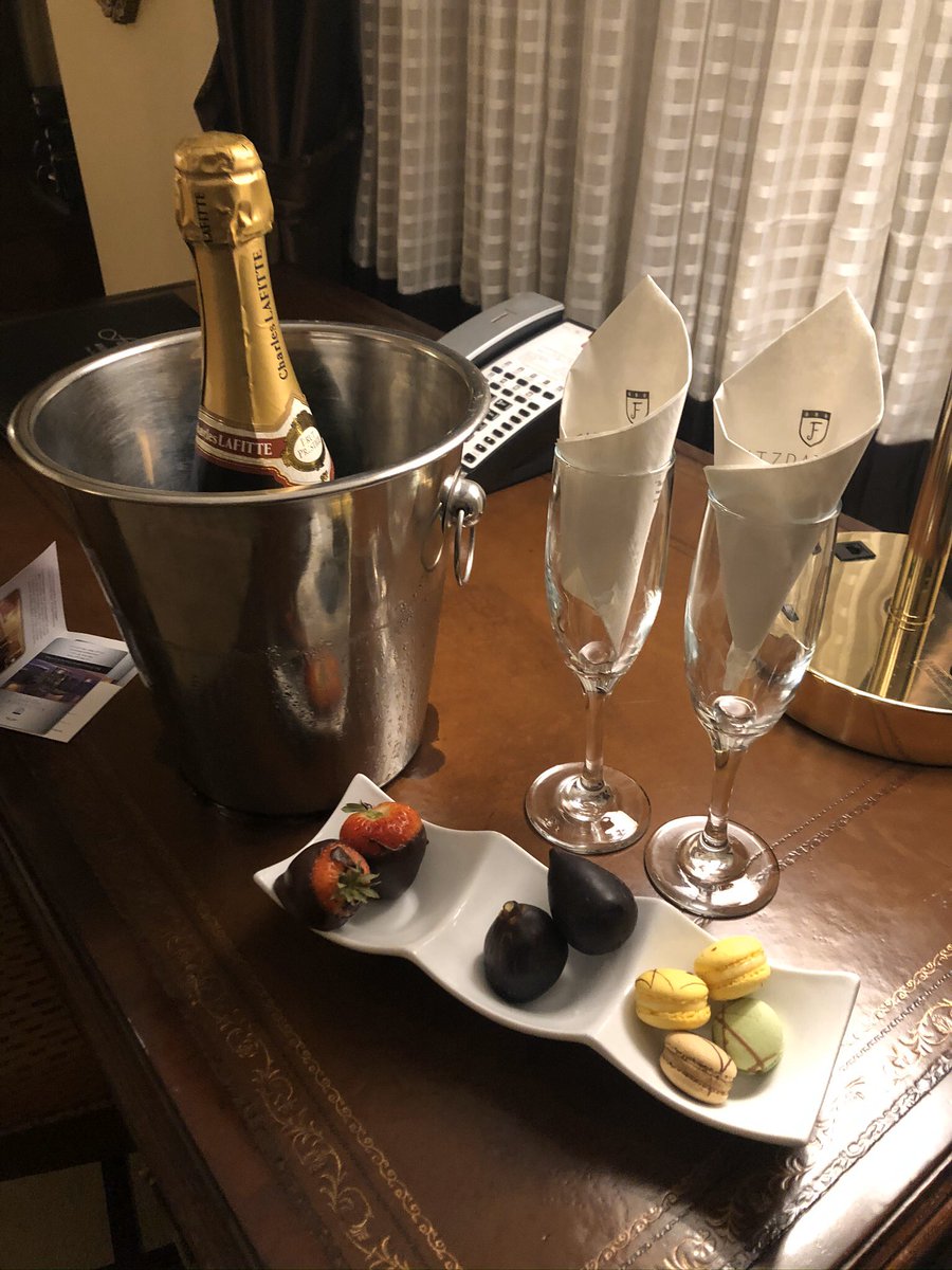 HappyMrsH's tweet photo. Waking up in #NewYork is surreal. Hard to believe yesterday I made school lunches! Fabulous flight on way out with @AerLingus and a lovely surprise welcome of bubbles in a gorgeous suite courtesy of #fitzpatrickhotel! Time to enjoy a NYC breakfast now 💕 https://t.co/TCfX2MNzsf
