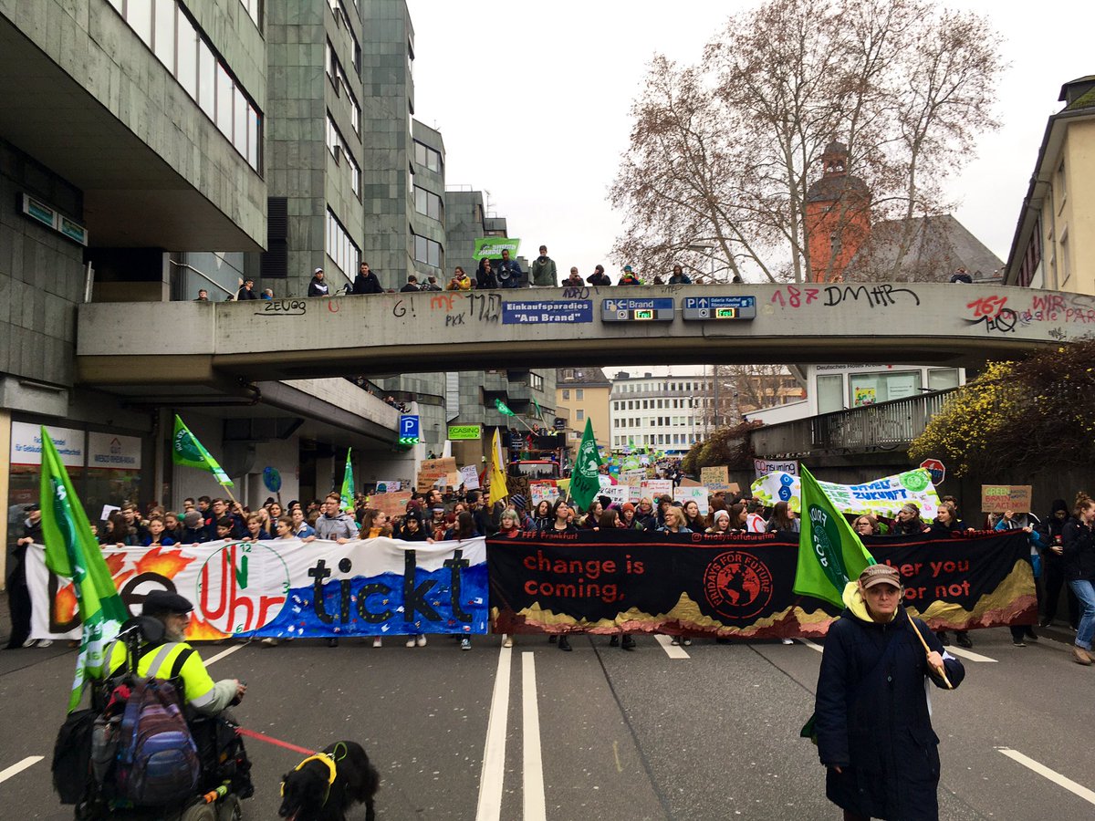 Das ist wahrscheinlich die lauteste und motivierteste Demo der #FridaysForFuture, die ich bisher begleitet habe. #DieUhrTickt