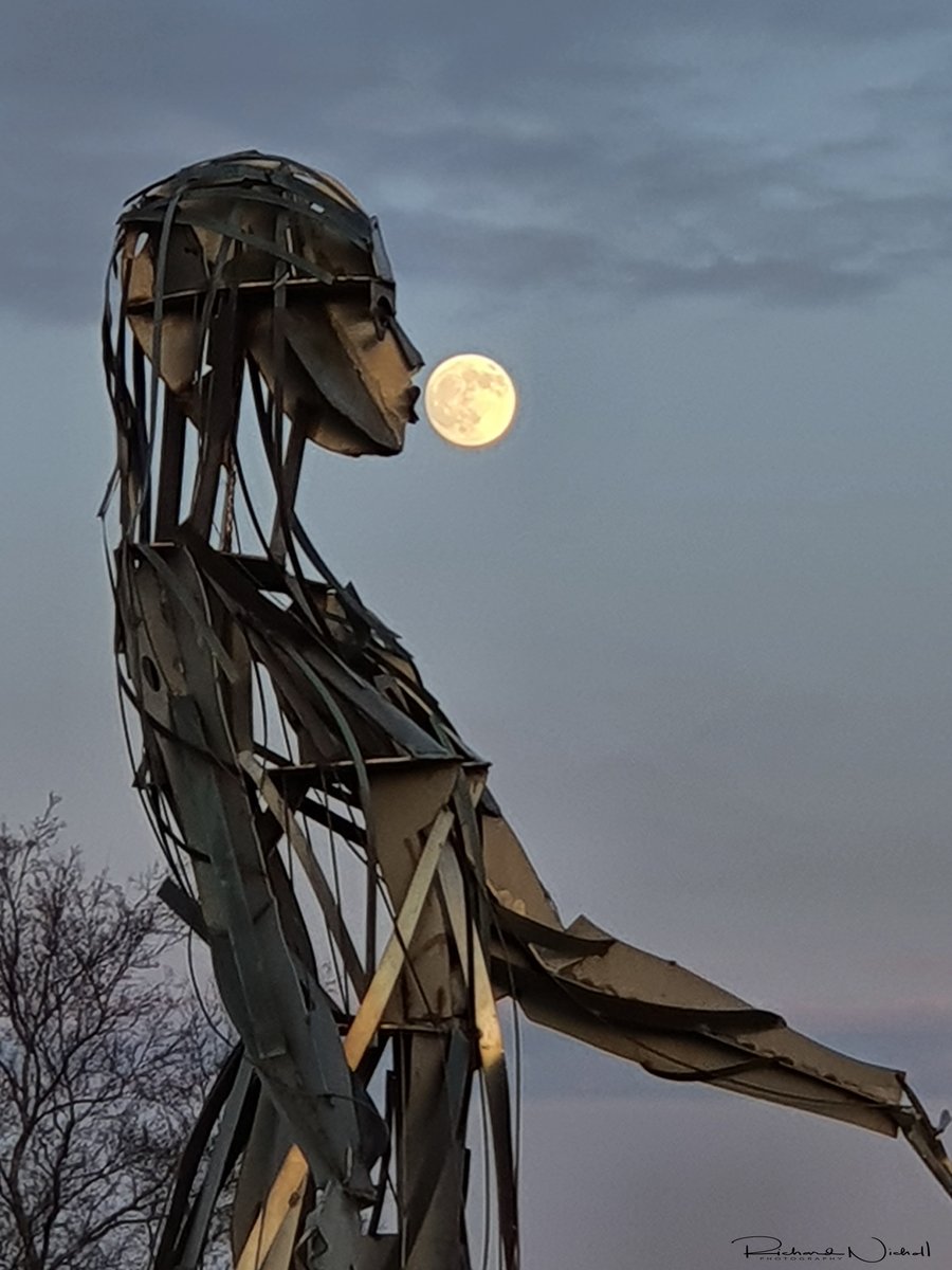 Before 9 with <a href="/Elaine_McGee10/">Elaine McGee</a> &amp; <a href="/RM_oreilly/">Richard O'Reilly</a> 

➡️<a href="/sean_friars/">Sean Friars</a> on addiction

➡️<a href="/PSNIDCSDistrict/">Police Derry City and Strabane</a> on drink driving

➡️Dr. Ron Daniels <a href="/SepsisUK/">Dr. Ron Daniels BEM</a>

➡️<a href="/NiallOfTheGlens/">Niall Mc Caughan</a> with the newspapers

➡️ Have you seen the 'Moon Kiss' pic from Strabane? We  talk to Richard Nicholl before 9.

📻