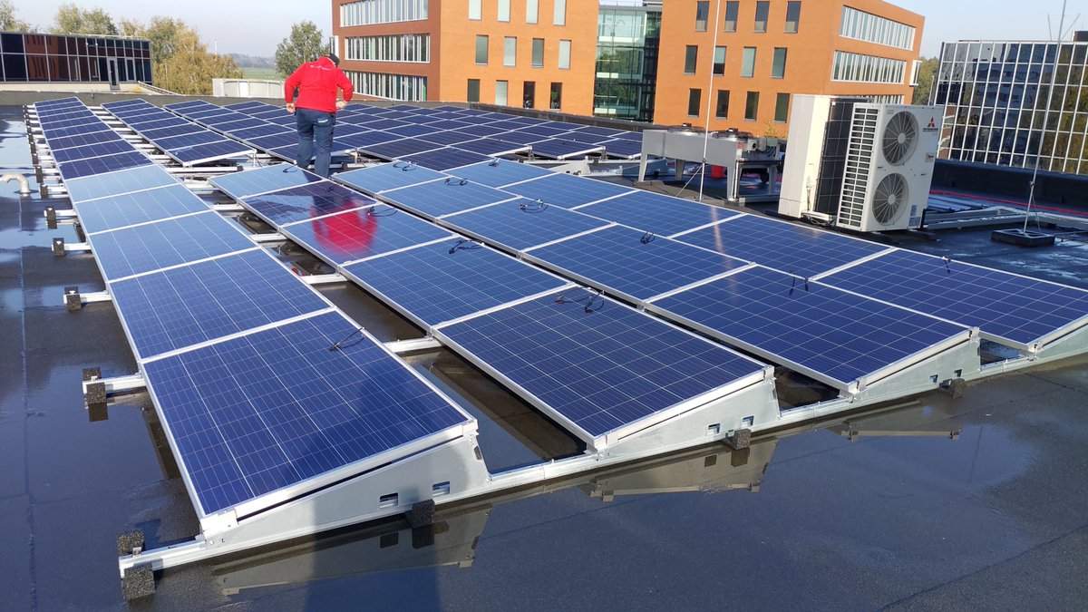 conscia_nl's tweet photo. Onze nieuwe #zonnepanelen zijn geplaatst!
Bij ons staat bewust ondernemen en milieuvriendelijk werken erg hoog op de prioriteitenlijst. Met deze nieuwe panelen beperken we onze #CO2 uitstoot.

#MVO #duurzaamheid
#WeAreConscia https://t.co/P4ct8Wudtt