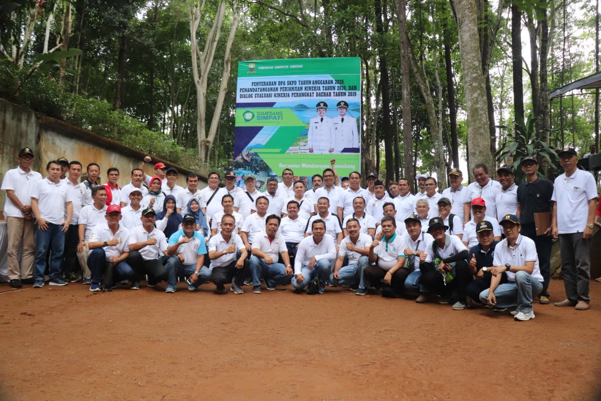 donyahmadmunir's tweet photo. Penyerahan DPA SKPD Anggaran Tahun 2020, Penandatanganan Perjanjian Kinerja Tahun 2020 dan Dialog Evaluasi Kinerja Perangkat Daerah Tahun 2019, bertempat di Tahura Gunung Palasari.
#SumedangSimpati #TahuraPalasari https://t.co/1g3iMlcqPI