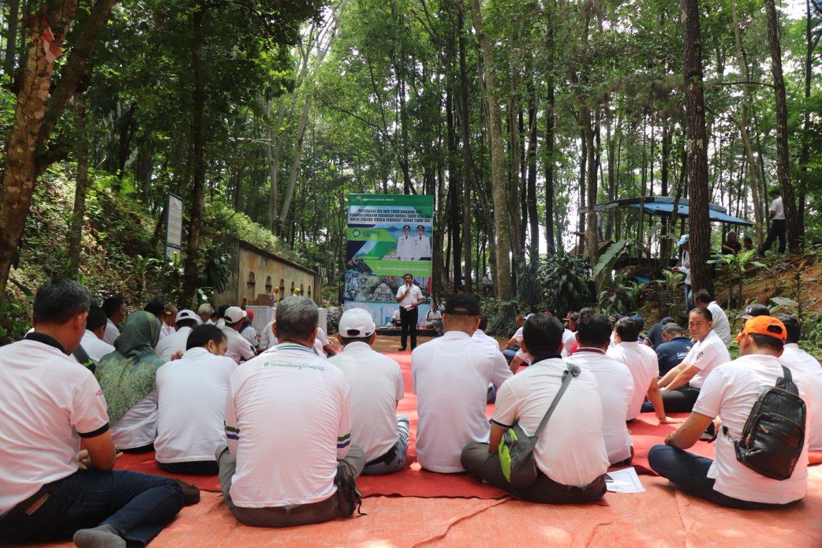 donyahmadmunir's tweet photo. Penyerahan DPA SKPD Anggaran Tahun 2020, Penandatanganan Perjanjian Kinerja Tahun 2020 dan Dialog Evaluasi Kinerja Perangkat Daerah Tahun 2019, bertempat di Tahura Gunung Palasari.
#SumedangSimpati #TahuraPalasari https://t.co/1g3iMlcqPI