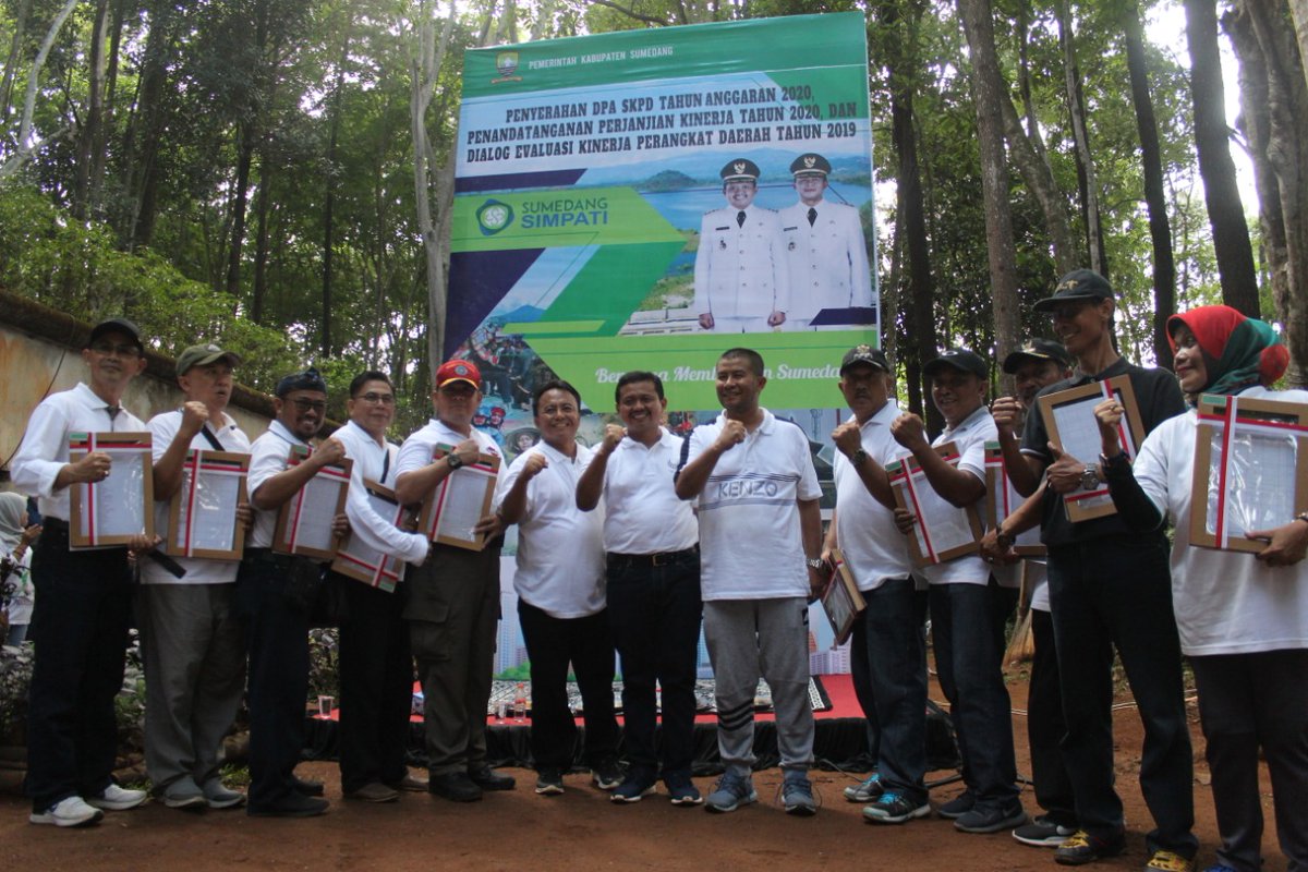 donyahmadmunir's tweet photo. Penyerahan DPA SKPD Anggaran Tahun 2020, Penandatanganan Perjanjian Kinerja Tahun 2020 dan Dialog Evaluasi Kinerja Perangkat Daerah Tahun 2019, bertempat di Tahura Gunung Palasari.
#SumedangSimpati #TahuraPalasari https://t.co/1g3iMlcqPI