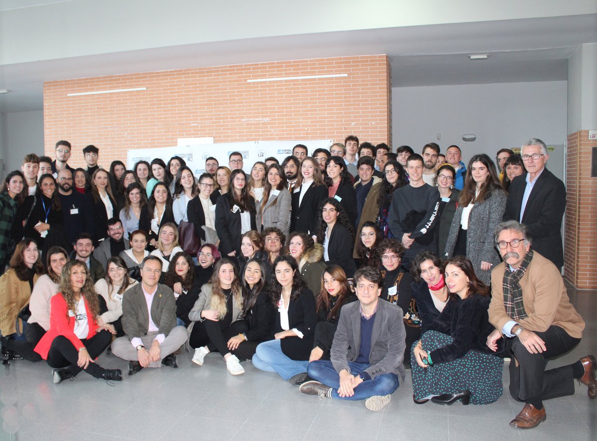 FCom_US's tweet photo. ¡Recordemos juntos!

Ayer Bunker Radio ( @BunkerRadio5 ) ha sido el proyecto ganador de la VII Gala de Proyectos 2.0 en Acción celebrado en la #FCom de @unisevilla y organizado por @LabProCom

Enhorabuena y gracias a todos por participar👏

¡Nos vemos en la próxima edición! https://t.co/o3xOoMWmsJ