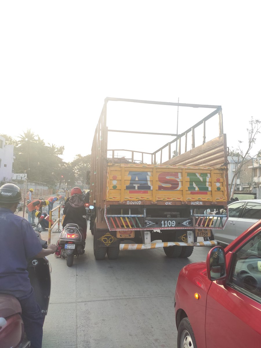 Hegde_Pratheek's tweet image. Even our Mangalore lorry driver promoting #ASN in Bangalore #AvaneSrimannaryana @rakshitshetty @PopcornKannada