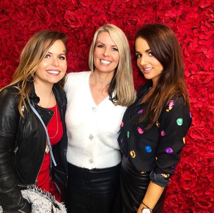 danisevents's tweet photo. My red rose flower wall looking stunning at @Becca_GrayXx make-up event. Looking fabulous ladies 🌹 https://t.co/ctfLnRu83a