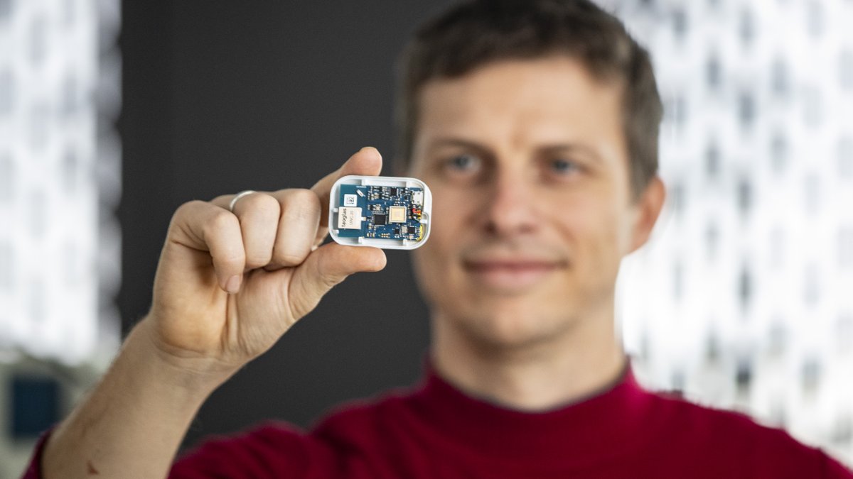 TUChemnitz's tweet image. Grundlagen für Gebäude-#GPS gelegt: Forscher der #TUChemnitz entwickelten in @BMBF_Bund-gefördertem Projekt einzigartigen und hocheffizienten #Mikrochip für genaueste Positionsbestimmungen in kleinen Räumen: mytuc.org/bsmt. #Technik  #IT# KI #Navigation #Elektrotechnik