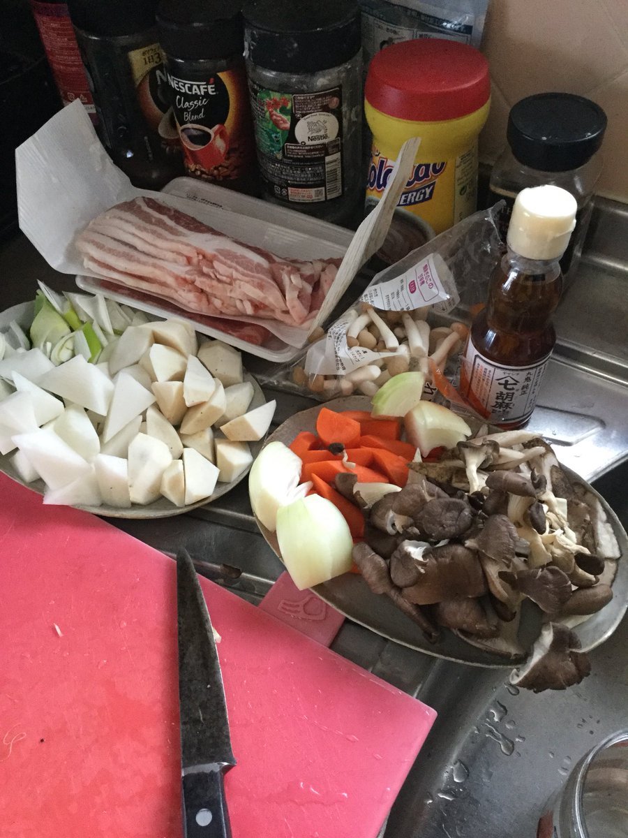 madpenis's tweet photo. ���ュース観ながらボーッと豚汁作ってる時間が好きだわ。 https://t.co/q6orVN0Mnb