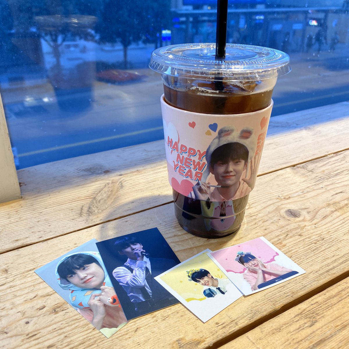 dpsrh0909's tweet photo. #앞으로도_빛날_은상이를_응원해
대구 슈블랑 은상이 컵홀더 !! 아 사진들 짱이뻐 은상이 액자 들튀하고파요 🚿ㅅ🚿 포스트잇 메세지 쓰고싶은데 볼펜 없어서 울고있는 울 .. ꃼ.̫ ꃼ 은상아 늘 응원해 ♥️ https://t.co/rHgW82esDP