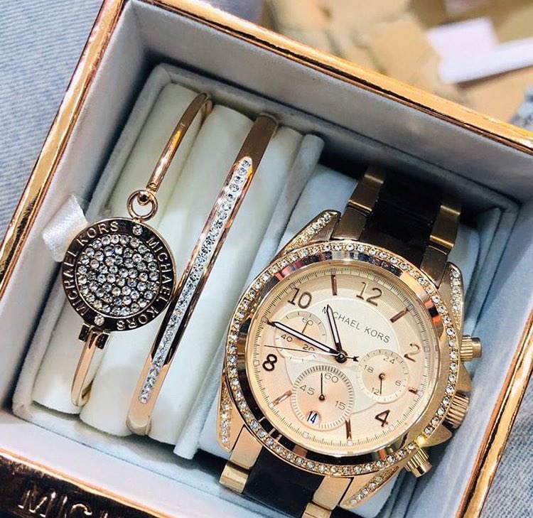 Nimmie__'s tweet photo. Ladies Wrist watch available 
Price: 28,000 Naira
Free delivery within Lagos.

Please retweet https://t.co/SMw3OjnPWr