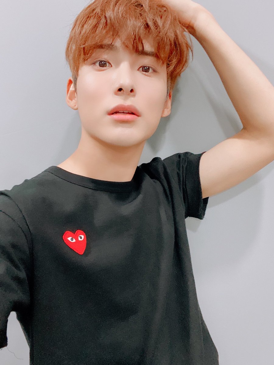 official_ACE7's tweet photo. [#에이스_준]
저 왔어요  🤙🏻😍😍😍😍
오늘도 파이팅 내사랑들 💕💕💕
#ACE #에이스 #CHOICE #초이스 https://t.co/YSo4KNogxT