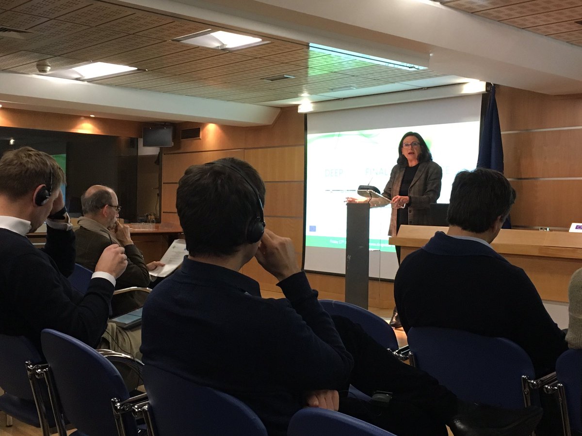 DeepViewEU's tweet photo. Julía Frías from @NOTUSasr is introducing #DeepviewFinalConference
“How is social dialogue and collective bargaining addressing #virtualwork?” 🤳 https://t.co/vPSGT3pU2o