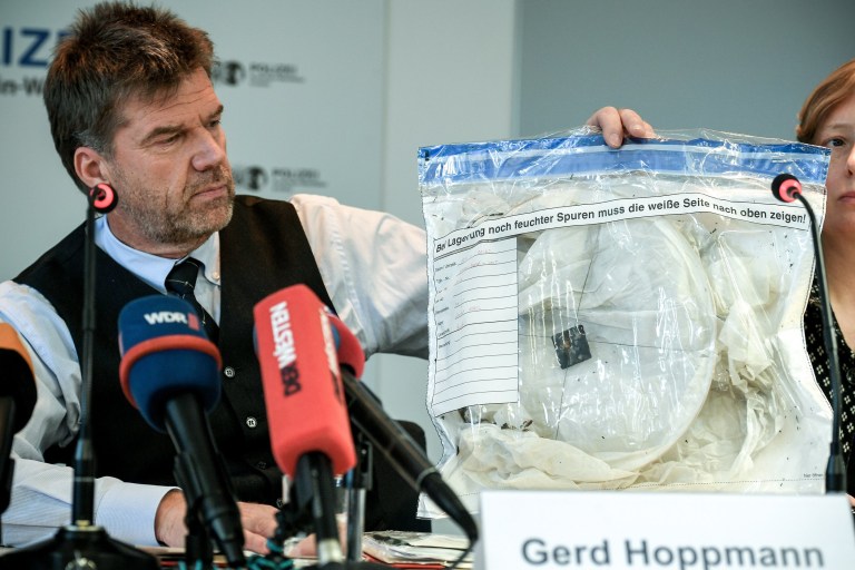 Photo Gerd Hoppmann, head of the Krefeld investigation commission, shows a sky lantern which set the monkey house on fire) (Picture: EPA)

metro.co.uk/2020/01/16/gor…