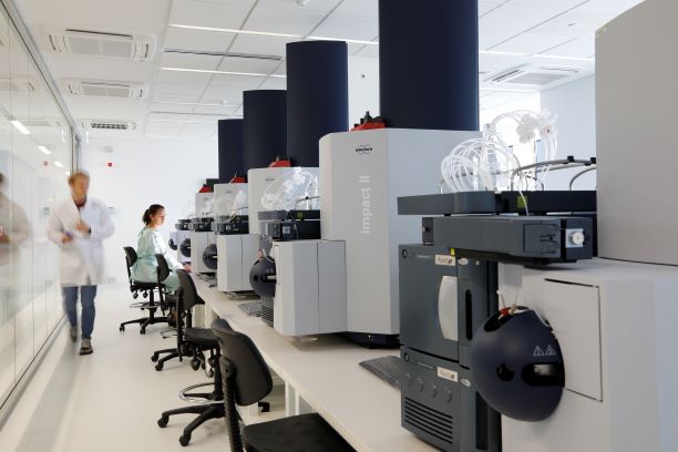 DementiasUK's tweet image. Here are some of the machines #dementia data researchers get to play with! Wow 😮❕ @MurdochUni @PerronInstitute  dementiasplatform.uk/our-impact/cas… #makingbreakthroughspossible @dem_researcher