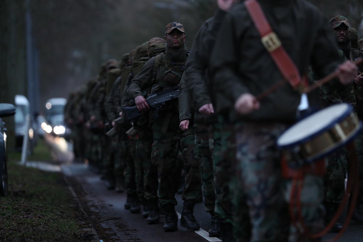 korpsmariniers's tweet photo. Vanochtend zijn 83 mariniers van blok 19-2 binnengeklapt door een afvaardiging van oud-mariniers, familie en overige belangstellenden. Gefeliciteerd gents en alvast welkom bij de operationele eenheden! #QPO #Verbondenheid #WeMakeMarines https://t.co/FPhSxou7U8