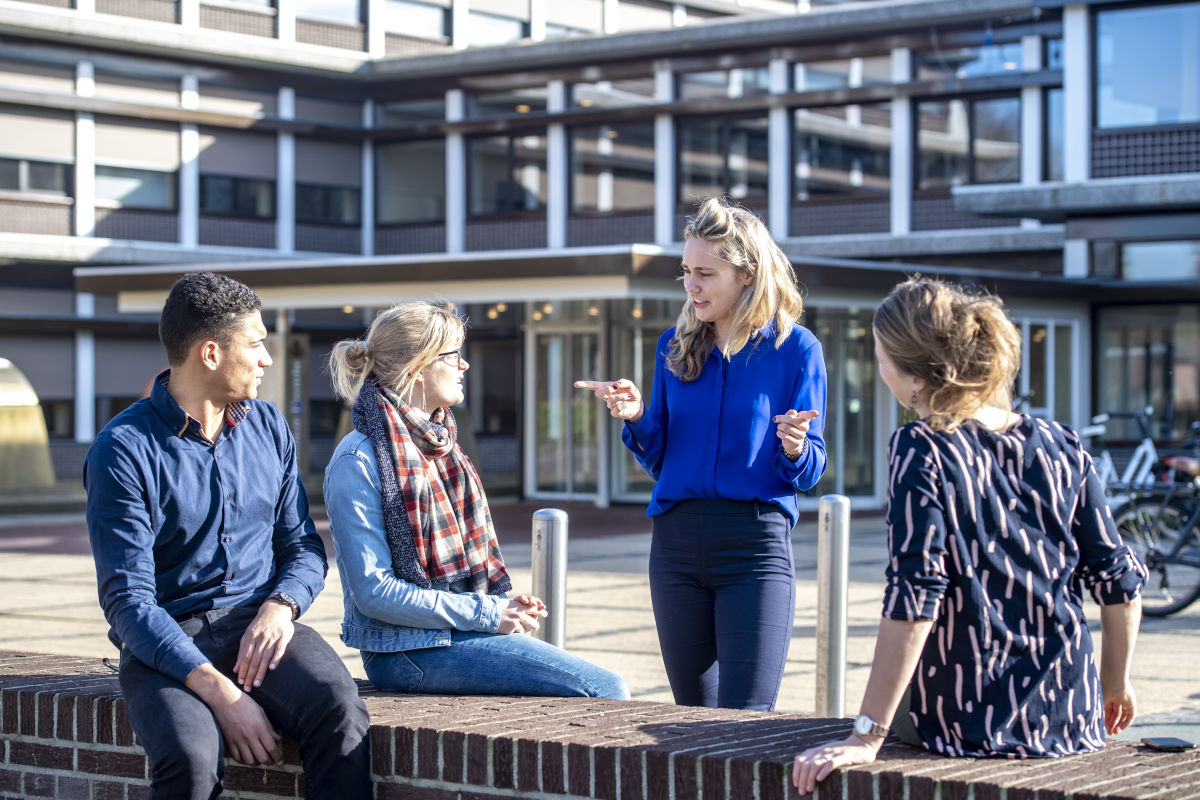 ProvDrenthe's tweet photo. Ben jij #omgevingsbewust en #dienstverlenend? Dan is deze #vacature wellicht iets voor jou: Senior medewerker Klant Contact Centrum. https://t.co/4bCJ4NMcfz https://t.co/y0xkhYwL0U
