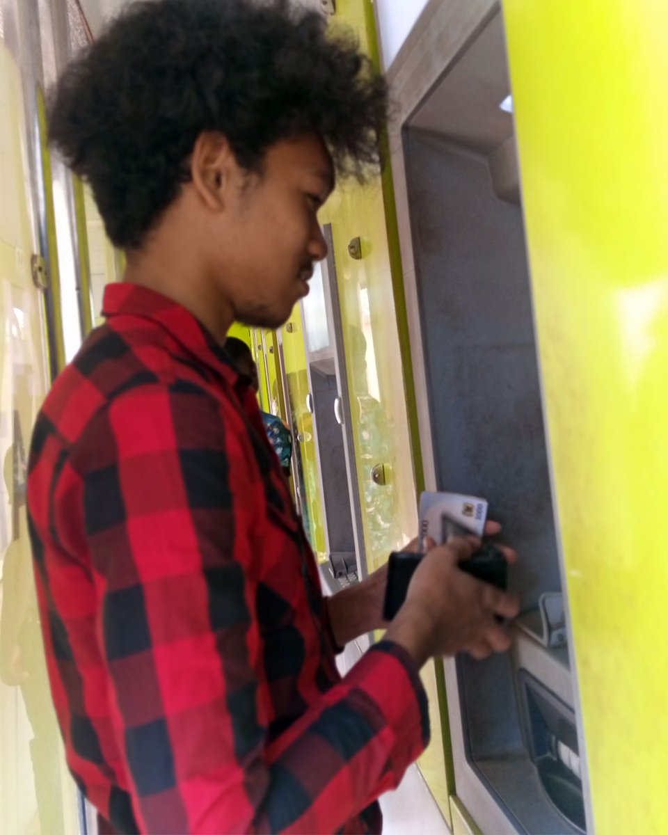 moshkim_'s tweet photo. At an ATM in Lagere, Ile-Ife last year. As I was withdrawing money from the #ATM to put in my wallet a guy beside who was done withdrawing greeted me. Weird right, not really the best place to say hi.
@myaccessbank @DiamondBankHelp 
#accessbank #accessdiamond https://t.co/IhZz4YkMKt