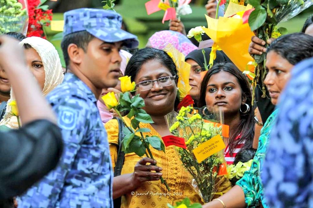 Simwarr's tweet photo. އެމްޑީޕީއަށް އެންމެ މުހިންމުވި ވަގުތުގައި ދެގޮތެއްނުވެ، މައިދާނުގެ އެންމެ ކުރީ ސަފުގައި ކެރިގެން ހުންނަވާ ދިމާވި ހުރިހާާ ގޮންޖެހުންތަކާ ކުރިމަތި ލެއްވި! މާލެސިޓީ ކައުންސިލްގެ ފުރިހަމަ ބާރާއި އެކު މޭޔަރު ކަމަށް @SifaMohammed ވޯޓު ދެއްވާ!
#MaleAhShifa #Shifa4Mayor https://t.co/qsjvIsgraa