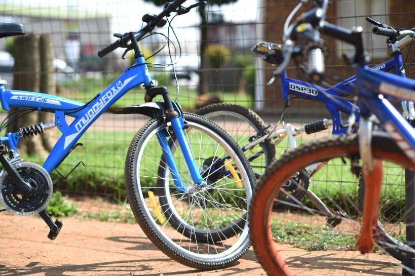 Vodacom's tweet photo. @Thumamina_za These 2 young gentleman have turned their hustle into a positive community development project which sees @thumamina_za Express Services making deliveries to the Tsakane locals 🚴🏾. #ConnectedYouth #VodacomNXTLVL https://t.co/KaF6PqaLTU