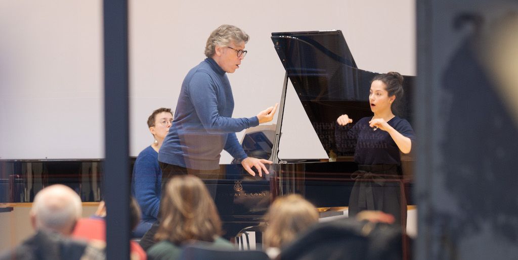 boulezsaal's tweet photo. 🔴 LIVE!
Tune in at 3 pm and join the Public Workshop led by @thomashampson with the students of the @hdfruehling Lied Akademie 👉🏻 https://t.co/amX2pKuc3k https://t.co/7cHkITgrZK