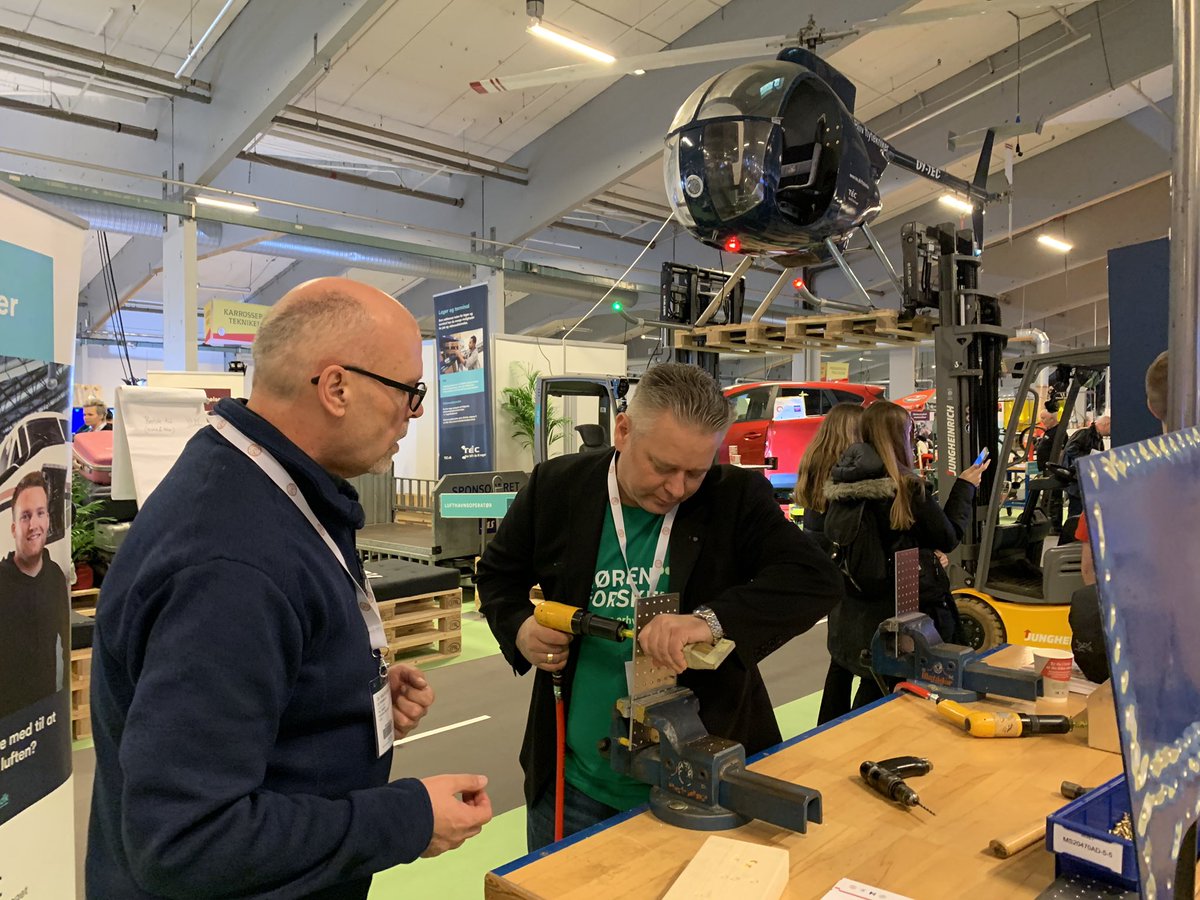 PeheHenriksen's tweet photo. Det er aldrig for sent at gå i lære. Per Jespersen, SAS lærer fra sig på skills 2020. Måske en ny flytekniker....? https://t.co/JoMyyGrIoC