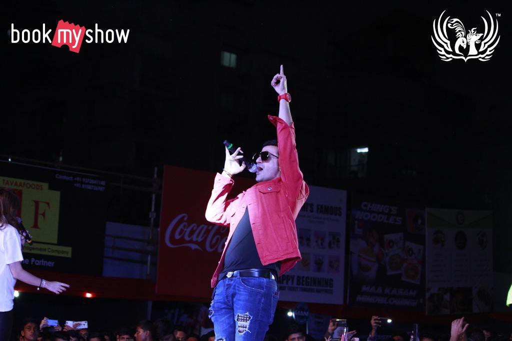Mithibaikshitij's tweet image. Apart from mind blowing events, the fourth day at Kshitij’19 also had an enchanting and rocking performance by the iconic duo, Meet Bros. aka Manmeet Singh and Harmeet Singh and the gorgeous and super talented Kanika Kapoor. #kshitij19 #AnEternalEvolution