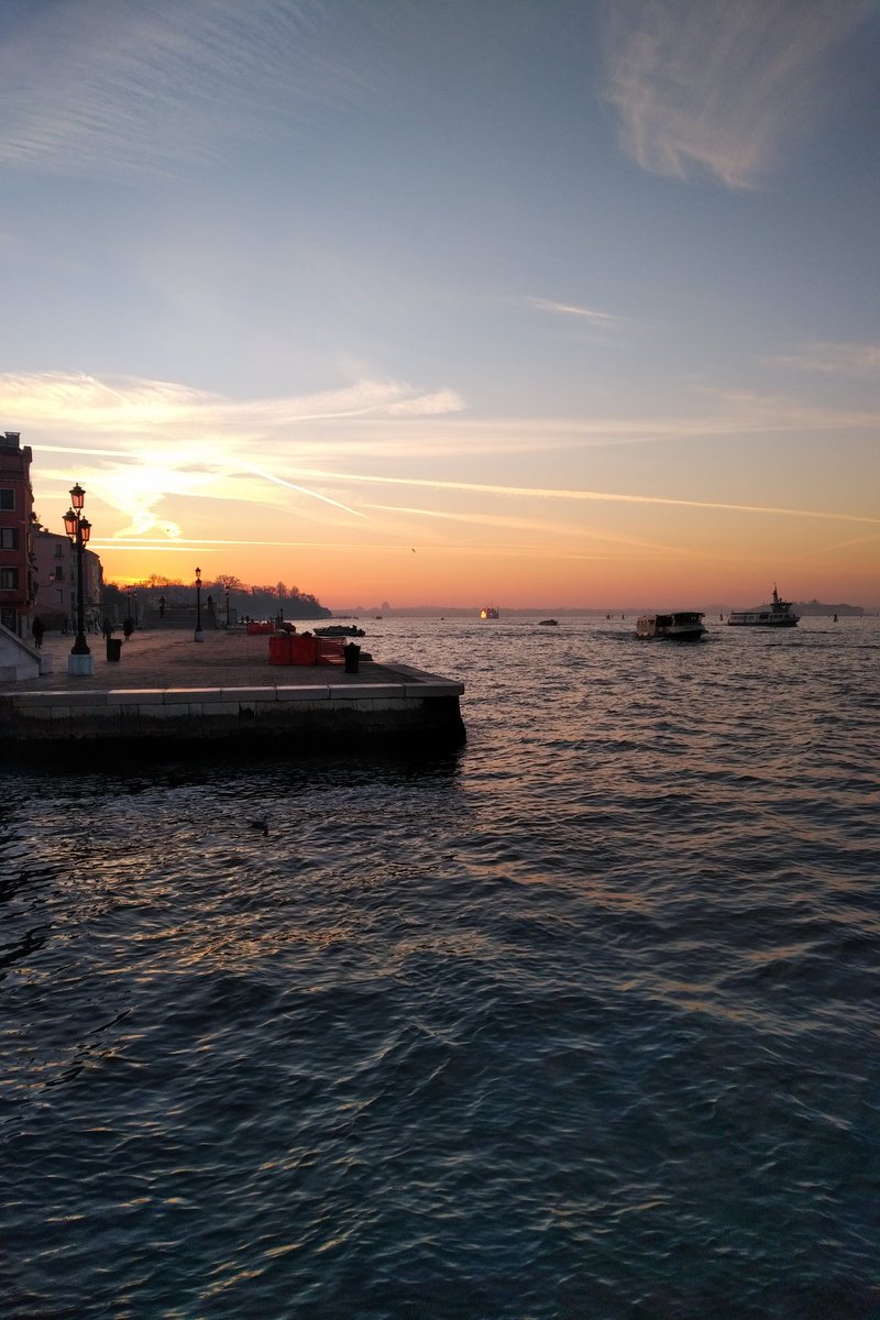 BabushJack's tweet photo. Se zoomate bene vedrete il ferry in fondo illuminato dal sole... Il vero motivo per cui ho fatto questa foto😆. #BuongiornoATutti bella gente! 
#Venezia #Venice #goodmorning #sun #sea #lagoon #sole #venerdi17 #mare #numbs #nuvole #Cloud #BlackBerry #lagoon #red #sky https://t.co/cvpDz2Laua