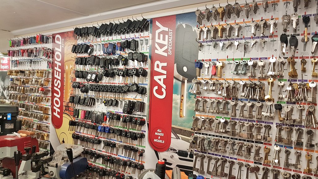 LtdTimpson's tweet photo. New keyboard installed in 1042 Kidderminster. Mobile manager Matt Boyd worked overnight to complete so as to cause as little disruption as possible. Cracking job too. #legend #committed #24hrmakeover. @GarethFordTimp @backdore @JamesTCobbler https://t.co/jpHvQL2CNy