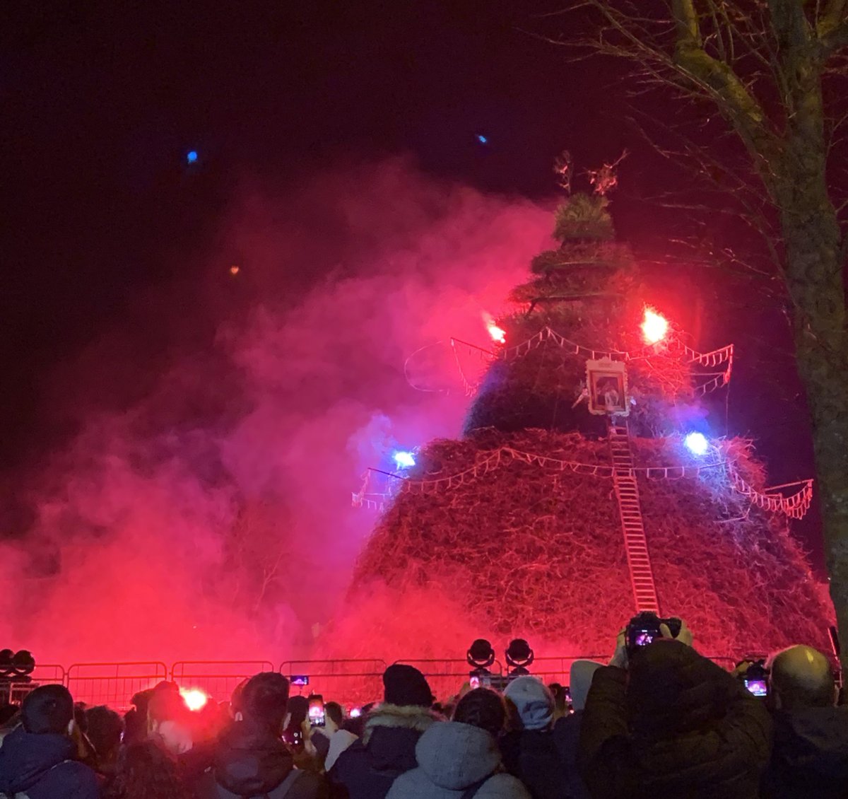 La #Focara come simbolo di Buon Auspicio si è acceso ieri tra giochi di luci e colori. Non c’è “novolese” che auguri a tutti una Buona Festa❣️
Sant’Antonio Abate 🔥.

#Focara2020 #Novoli #Puglia #17gennaio <a href="/pugliaevents/">Puglia Events</a>  <a href="/viaggiarepuglia/">Viaggiareinpuglia.it</a> 
#GuidaPop #zenzyazonzo