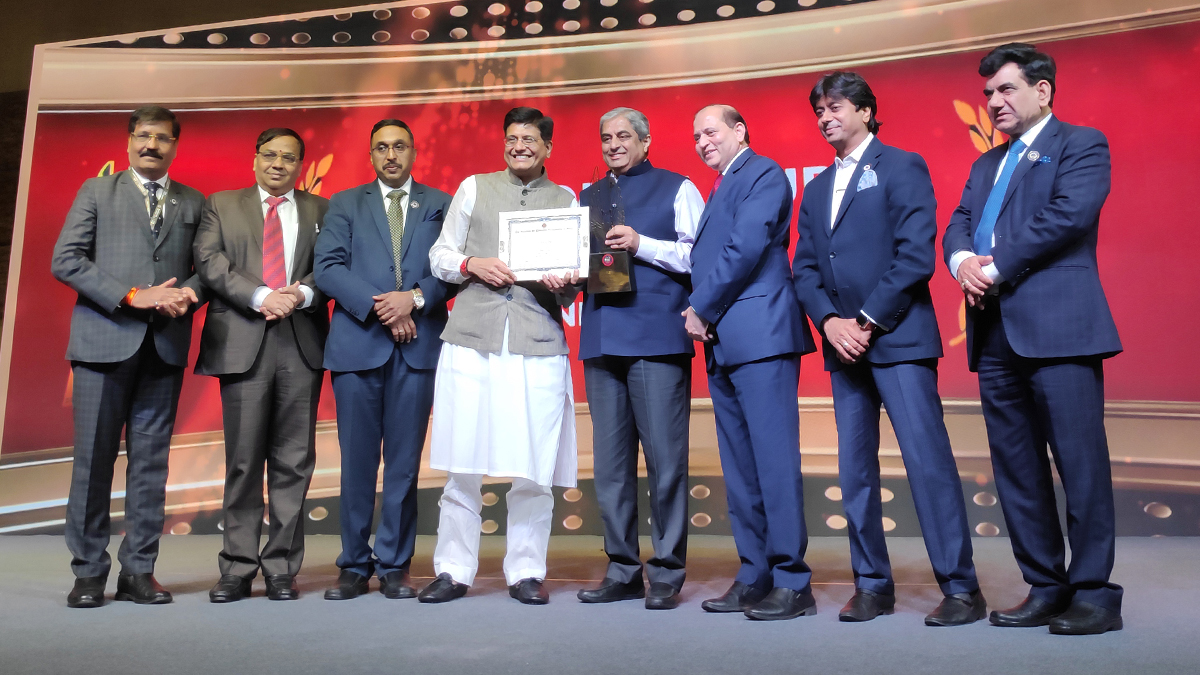 HDFCBankNews's tweet image. Mr #AdityaPuri, Managing Director - @HDFC_Bank, was presented with the &quot;CA Hall of Fame&quot; award at the 13th @theicai awards. #AwardsAtHDFCBank #ICAI