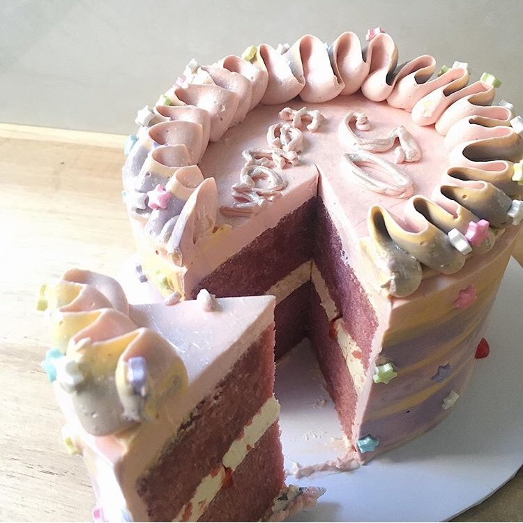 FolksCake's tweet photo. And here’s my contribution to the #meangirlscollab2020 hosted by the truly amazing Das of @dasmakescakes 💛

The cake was a vanilla + berry fudge cake sandwiched with a layer of strawberry Swiss meringue buttercream 🌸
.
.

#meangirlscollab2020 #sofetch #pink #2000s #cakefolks https://t.co/tLAg8RwNsj