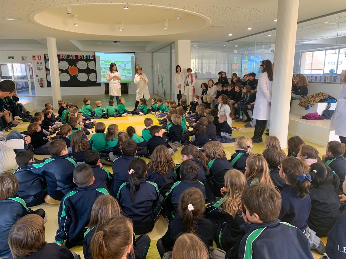 notas21es's tweet photo. Arte Naif en el @liceoeuropazgz 
La etapa de #Primaria ha comenzado la construcción de un Proyecto de Educación Artística desde el enfoque de las Inteligencias Múltiples sobre #ArteNaif.
Toda la información en #Notas21
https://t.co/9FvzmRBPIx https://t.co/rm6CXGFY1h