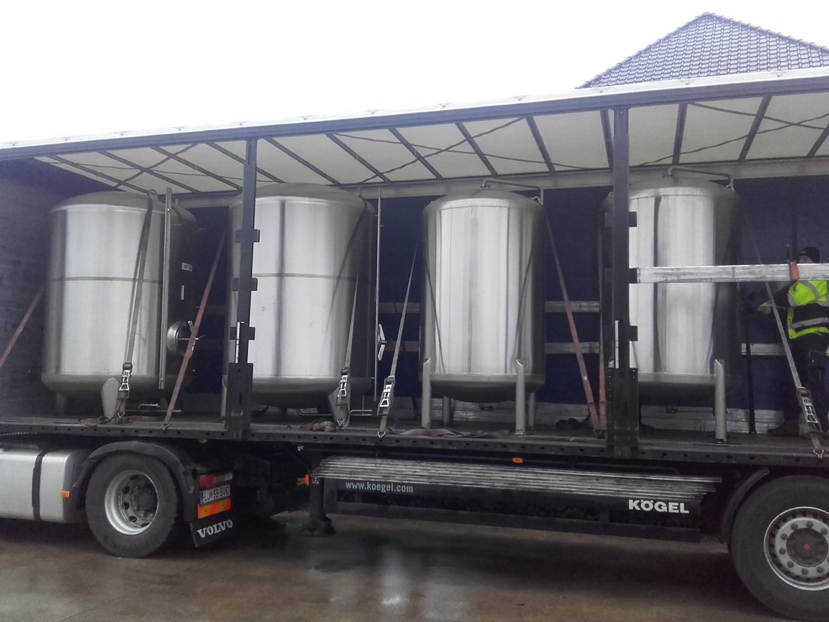 Om de groeiende vraag te kunnen bijhouden komen er nieuwe tanks bij. Samen zijn deze tanks goed voor 1500 hl of 450 000 extra biertjes per jaar....
#newtankday #beer #preuslikfjirtig
